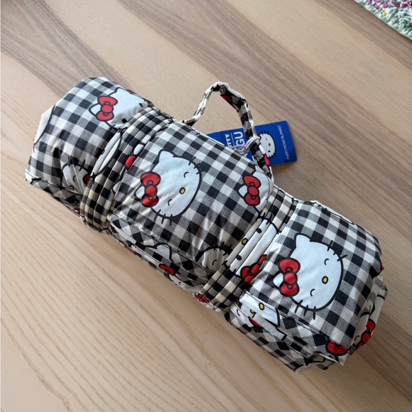 BNWT BAGGU Nordstrom Exclusive Hello Kitty Gingham Puffy Picnic Blanket - Picture 3 of 4